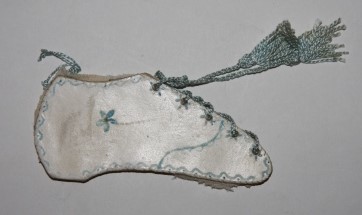 Image for [Faux Book] Shoe-Shaped Needle Book