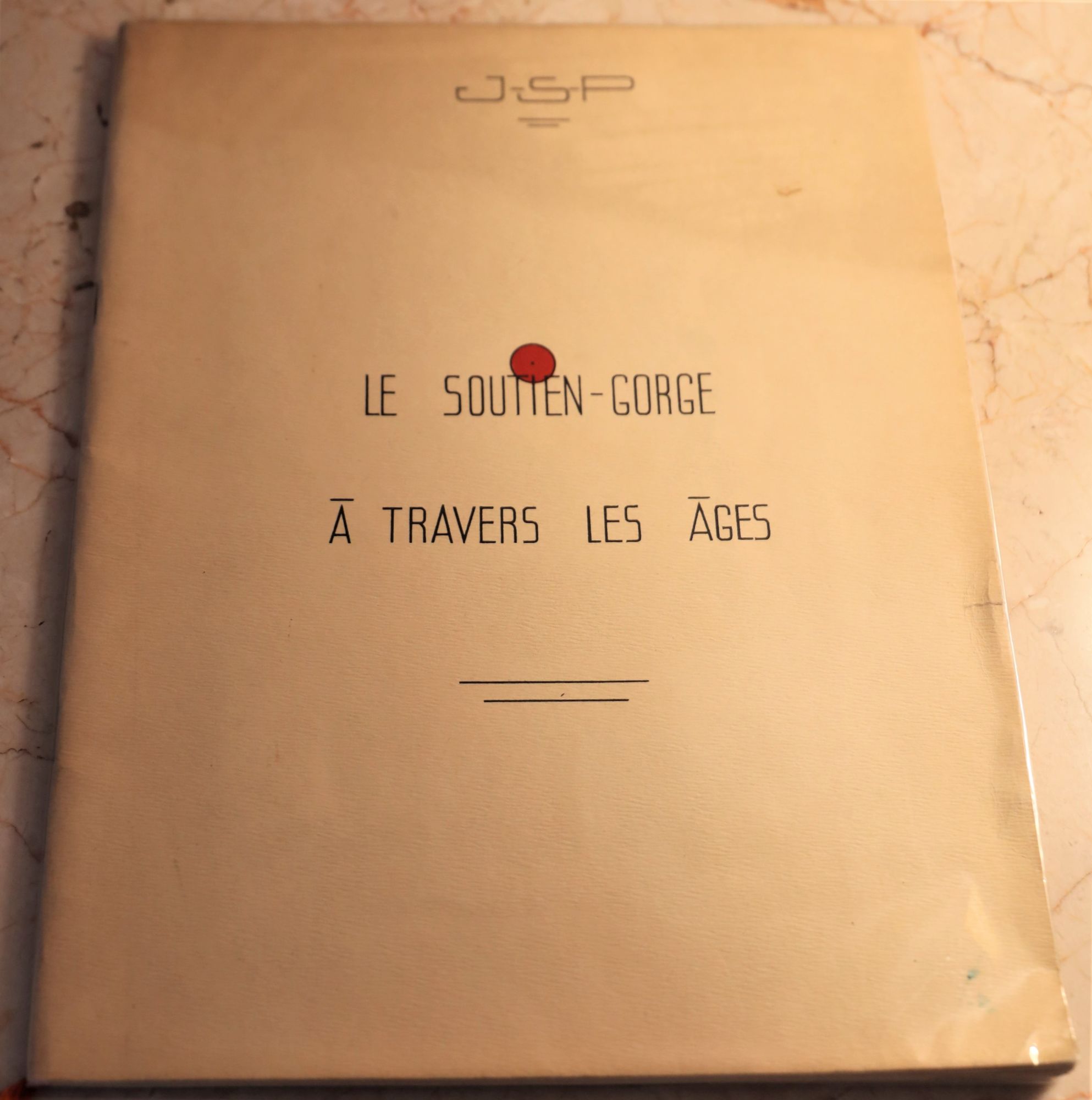 Le Soutien-Gorge Travers les ges